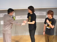 やっと出てきたチーモンの2人は松尾相手にボケまくり。