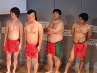 赤フン時代のメンバーたちはふんどしに、チーモンのDVDが1位になるよう願掛けのメッセージを書き込んでいる。