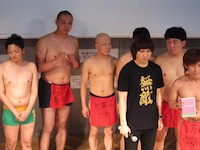 初恋タローのこうすけは研究生ということで、赤フンが支給されず。