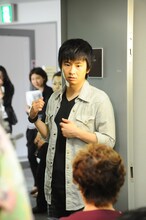 スカパー！「今年ヒットする海外ドラマ特集」のテレビCMに登場するオードリー若林。(c)スカパー！