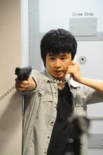 スカパー！「今年ヒットする海外ドラマ特集」のテレビCMに登場するオードリー若林。(c)スカパー！