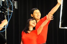 スカパー！「今年ヒットする海外ドラマ特集」のテレビCMに登場するオードリー春日（後方）。(c)スカパー！