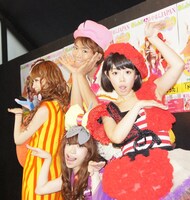 「ドドスコぽいぽいのうた」でコラボが実現し、東京で行われた“全国遠征試合”の“最終戦”でも共演した楽しんご（後列中央）とあやまんJAPAN。