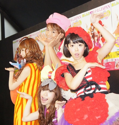 「ドドスコぽいぽいのうた」でコラボが実現し、東京で行われた“全国遠征試合”の“最終戦”でも共演した楽しんご（後列中央）とあやまんJAPAN。