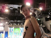 幻の蝶「オオウエサンハ『マボロシノチョウデ』トハッチュウウケマシタ」。胸に着けられたバツ印はレディー・ガガもやっていたそう。本日6月25日は浅草花月に出没したとのこと。以下蝶からのメッセージ「みなさんお疲れでしょ？ アメ食べてください。お客様ご来場ありがとうございます。みんな応援してあげてください」