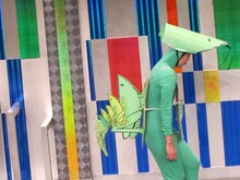 佐久間一行「おんぶしすぎバッタ」。おんぶ科に属し、おんぶり草原か代々木公園に生息。背中には26匹おんぶしている。R-1チャンピオン貫禄の衣装のクオリティだった。