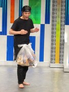 ガリットチュウ熊谷「ゴミ喰い虫（はいきしょぶんぶん）」。アリ喰い科に属し、河川敷の汚いところに生息。異臭を放ち、キャビアを食べると即死する。