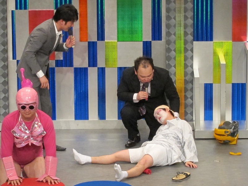 動きの鈍いピンクラッキーに油断した梅澤は、ミドルキックをくらってあっという間にKO。仮面の下からは化粧顔の梅澤が現れた。