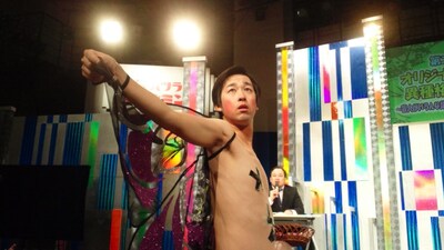 「幻の虫写真コンテスト」で最優秀賞に選ばれたDaniさんの作品。ダイナミックなアングルとバックのライトで幻の蝶「オオウエサンハ『マボロシノチョウデ』トハッチュウウケマシタ」を見事に演出している。