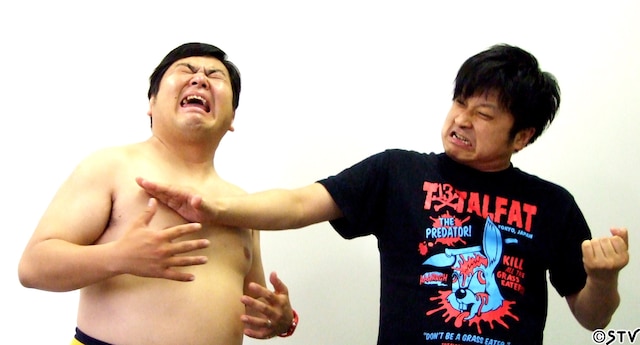 8月4日（木）北海道・札幌ドーム 屋外サッカー練習場にて開催される「第31回高校生クイズ」北海道大会の応援パーソナリティを務めるダイノジ。高校生のパワーを体で受け止める覚悟を見せる。