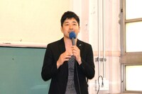 MCを務めたあべこうじ。