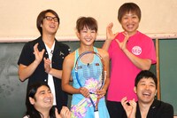 “かわいすぎるテニスプレイヤー”美濃越舞選手（中央）と、会見で考案された自己紹介ギャグ「“おみこし”まいです！」を披露するハイキングウォーキング（左）、あべこうじ（前列右）、南海キャンディーズしずちゃん（後列右）。