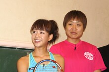 美濃越選手としずちゃん（左から）。