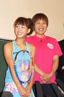 “妹分”の誕生に嬉しそうなしずちゃん（右）と美濃越選手（左）。