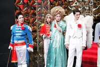 新コーナー「ピラジェンヌ歌劇団」(c)テレビ東京