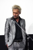 ネタを披露するヒロシ。