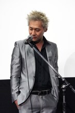 ネタを披露するヒロシ。