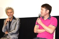 トークショーの様子。つぶやきシロー（右）は映画を観た感想として「セガールばっかり見ちゃった。テカテカで肌ツヤがすごい」と語った。