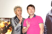 カメラにぎこちなく手を振るヒロシとつぶやきシロー（左から）。