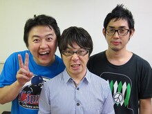 7月29日（金）から31日（日）まで、下北沢・駅前劇場にて20回目の単独ライブ「フラミンゴコントライブvol.20『BY MY FOOT』」を開催するフラミンゴ。辻本（中）と竹森（右）は7月23日から公開の映画「ヘルドライバー」に出演。吉田（左）は、映画「ポールダンシングボーイ☆ず」の脚本を担当。