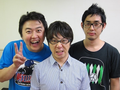 7月29日（金）から31日（日）まで、下北沢・駅前劇場にて20回目の単独ライブ「フラミンゴコントライブvol.20『BY MY FOOT』」を開催するフラミンゴ。辻本（中）と竹森（右）は7月23日から公開の映画「ヘルドライバー」に出演。吉田（左）は、映画「ポールダンシングボーイ☆ず」の脚本を担当。