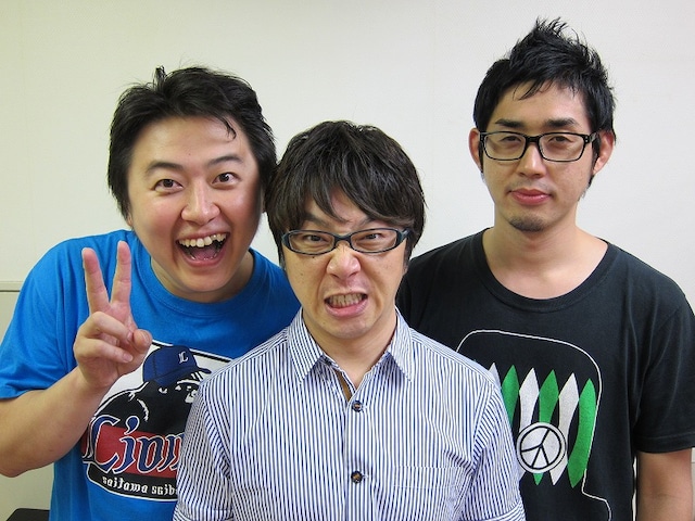 7月29日（金）から31日（日）まで、下北沢・駅前劇場にて20回目の単独ライブ「フラミンゴコントライブvol.20『BY MY FOOT』」を開催するフラミンゴ。辻本（中）と竹森（右）は7月23日から公開の映画「ヘルドライバー」に出演。吉田（左）は、映画「ポールダンシングボーイ☆ず」の脚本を担当。