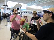 アホマイルド坂本はこの日のためにハンディカメラを購入。ティ・カトウは撮影用にお気に入りの人形を持参。出発前から互いを撮り合うなど楽しげな様子。