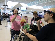 アホマイルド坂本はこの日のためにハンディカメラを購入。ティ・カトウは撮影用にお気に入りの人形を持参。出発前から互いを撮り合うなど楽しげな様子。