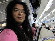 初めての海外旅行となるしんじと増谷キートン。無事にチェックインを済ませホッとした表情。