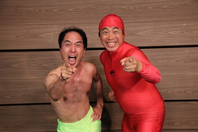 「がんばれ！エガちゃんピン3」に登場する江頭2:50と寺田体育の日（左から）。