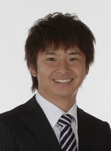 アニメ「ハトのおよめさん」のテーマ曲として完全オリジナル新曲「HEART～鳩とお嫁さん～」を歌うオードリー若林。