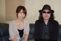 DVD「みうらじゅんの正しい保健体育」に、保健体育の教育実習生として出演する柏木美里（左）と、みうらじゅん（右）。(C)CURIOUSCORP