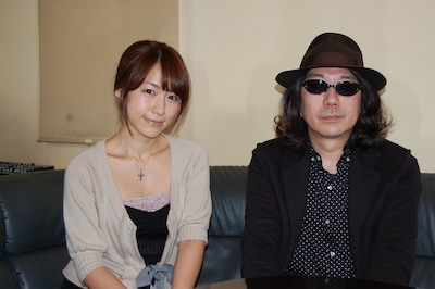 DVD「みうらじゅんの正しい保健体育」に、保健体育の教育実習生として出演する柏木美里（左）と、みうらじゅん（右）。(C)CURIOUSCORP