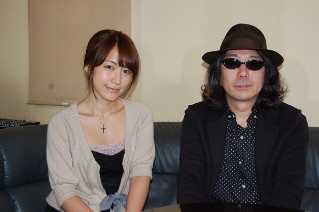 DVD「みうらじゅんの正しい保健体育」に、保健体育の教育実習生として出演する柏木美里（左）と、みうらじゅん（右）。(C)CURIOUSCORP