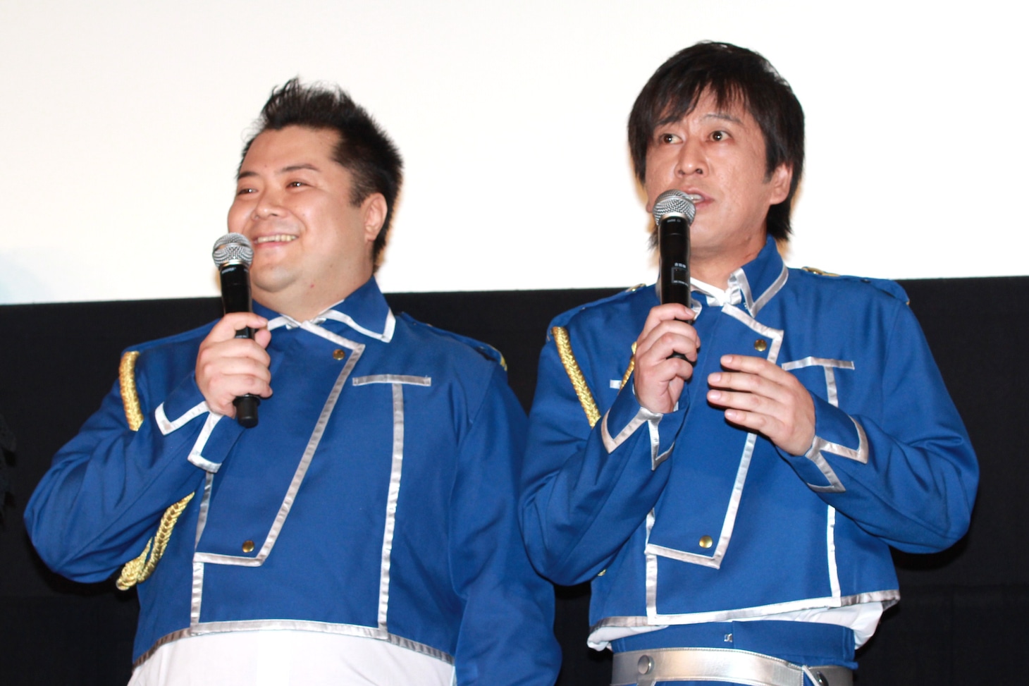 映画「鋼の錬金術師 嘆きの丘（ミロス）の聖なる星」のプレミア試写会で舞台挨拶に登場したブラックマヨネーズ。