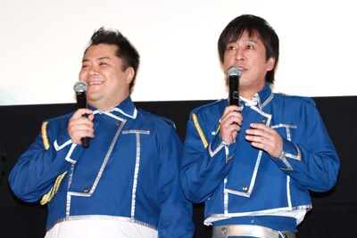 映画「鋼の錬金術師 嘆きの丘（ミロス）の聖なる星」のプレミア試写会で舞台挨拶に登場したブラックマヨネーズ。