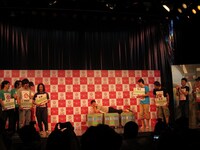 「このボケもうやった？」と言いながら最後に電車に寝そべって出てきた山崎邦正。ショージのギャグ同様、顔芸“山ちゃんだるま”も炸裂。