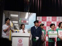 司会を務めた藤井隆、佐藤麻衣、中川家・礼二。礼二は車掌モノマネをはじめ、駅員の行動を真似て芸人たちのさまざまなピンチを救った。