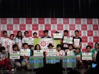 品川・よしもとプリンスシアターにて行われた「YOSHIMOTO WONDER CAMP TOKYO ～Laugh ＆ Peace 2011～」発表記者会見。この日終始会見を盛り上げた村上ショージは、フリップを優先して顔が隠れている。