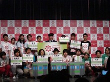 品川・よしもとプリンスシアターにて行われた「YOSHIMOTO WONDER CAMP TOKYO ～Laugh ＆ Peace 2011～」発表記者会見。この日終始会見を盛り上げた村上ショージは、フリップを優先して顔が隠れている。