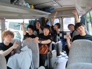 出発時、バスの中でやる気十分のメンバーたち。