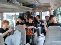 出発時、バスの中でやる気十分のメンバーたち。