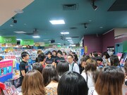 ここでも多くのファンに囲まれDVDをアピール。