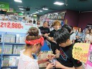 購入してくれた人にはサインも。