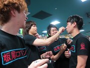 児玉への落書きを始めるメンバーたち。