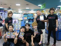 サインをしたパネルの前で記念撮影。