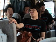 ジューシーズ松橋とふざけ合うチーモンチョーチュウ白井。