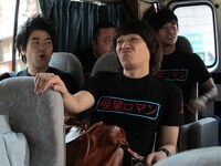 ジューシーズ松橋とふざけ合うチーモンチョーチュウ白井。