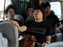 ジューシーズ松橋とふざけ合うチーモンチョーチュウ白井。