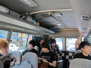 到着までおのおのくつろぐメンバーたち。